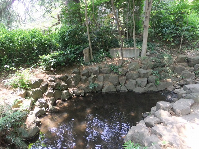 唯物園 理化潭：唯物園にある池の畔に石碑があります。