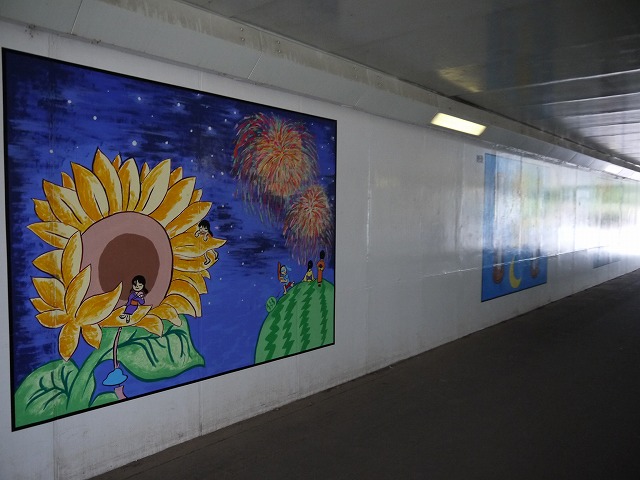 トンネル内の壁画