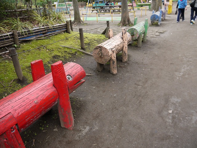 子供の遊び場 かわいい木製の動物のベンチ
