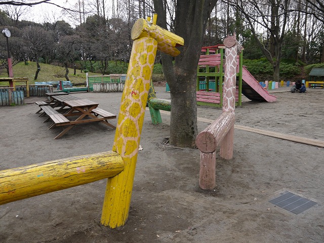 子供の遊び場 木製のキリンの置物