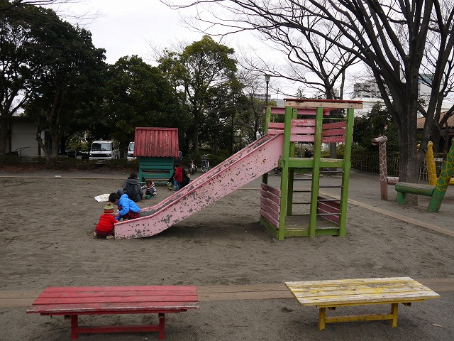 子供の遊び場 木製のすべり台
