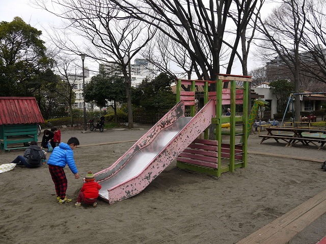 子供の遊び場 すべり台と砂場が合体しています。