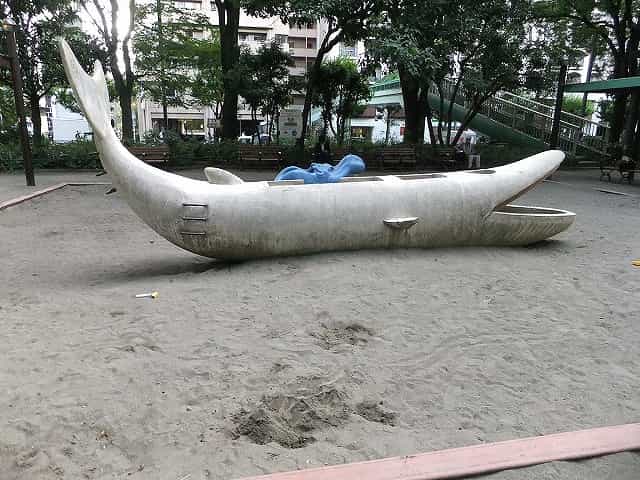 ちびっこ広場 クジラの遊具