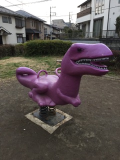 深堀公園 ５）	この公園の名物！恐竜！この遊具は本当に大人気！誰が乗るのか競争するほど！また、公園内での色鬼遊びでは、紫は貴重ですよね（笑）