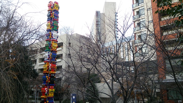 さくら坂公園 (ロボロボ公園) 公園のシンボルであるロボットのトーテムポール。六本木ヒルズのマンションとともに聳え立ちます。