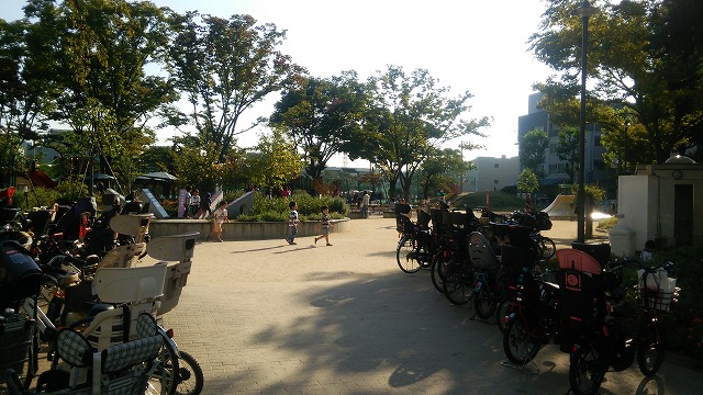 鮫洲運動公園 入口に自転車をとめられます。