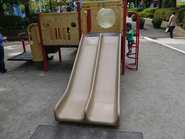 子供の広場（怪獣公園） すべり台