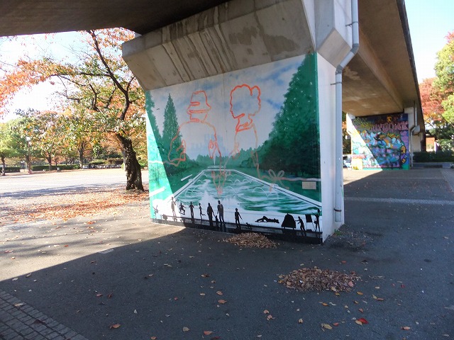 代々木公園 渋谷方面にわたる橋。落書きもアートですね。