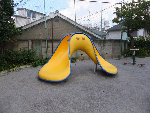 みずき児童遊園 黄色のおしゃれな滑り台